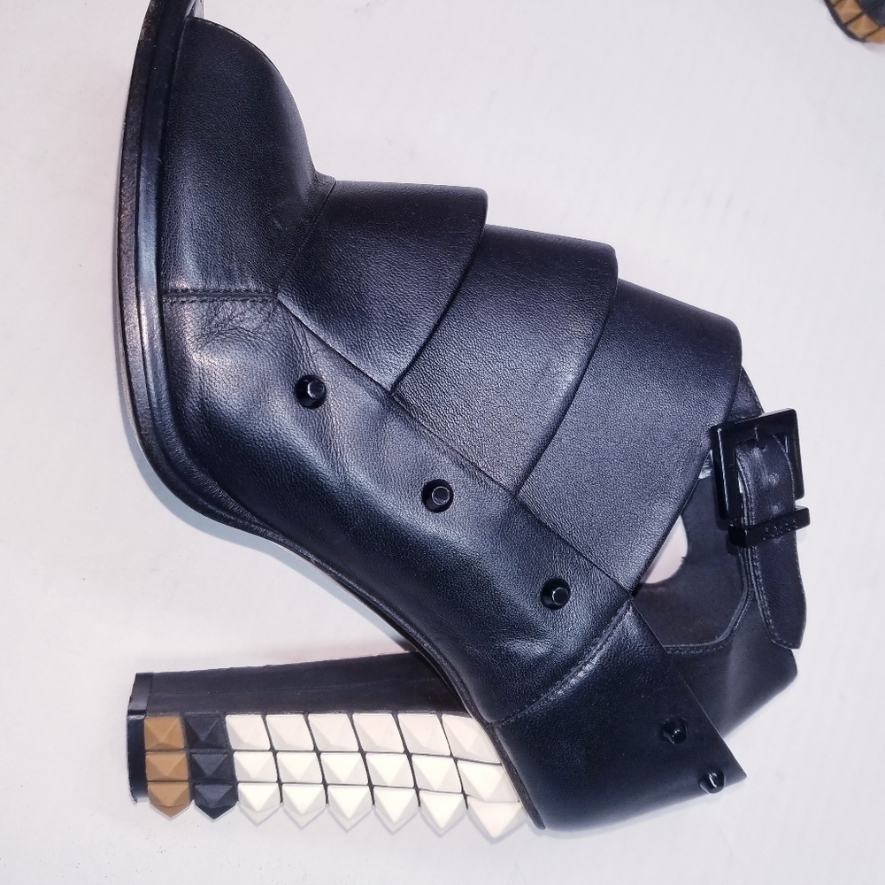🌸 Fendi | Leather Ankle Boots with Spiked Heel Design, size 40‎ - Picture 15 of 16